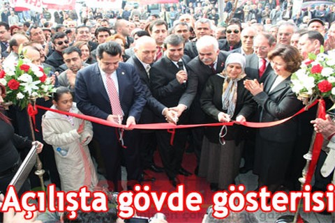 Açılışta gövde gösterisi