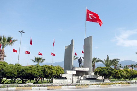 Dev bayrak Üçgen’de