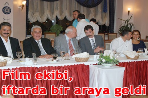Film ekibi, iftarda bir araya geldi