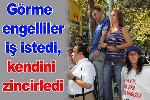 Görme engelliler iş istedi, kendini zincirledi