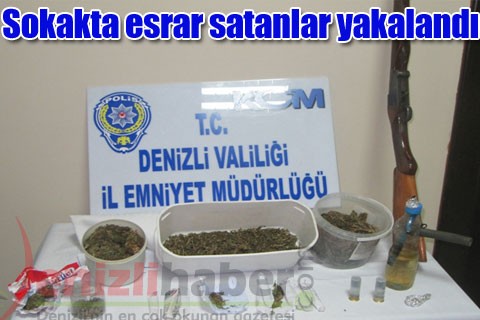 Sokakta esrar satanlar yakalandı