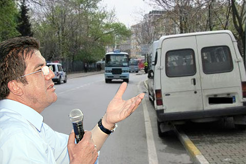Kaldırımdaki arabanın camlarını kırın