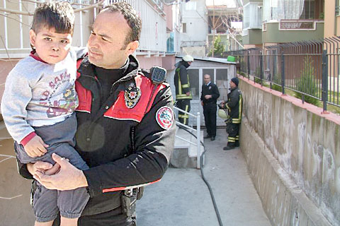 Minik Efe yaramazlığının kurbanı oluyordu
