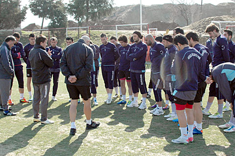 Özbek’den futbolculara uyarı