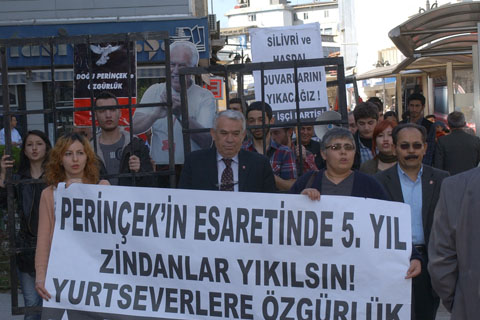 İP’lilerin parmaklıklı protestosu