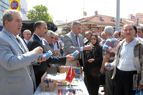 Ücretsiz süt dağıttılar