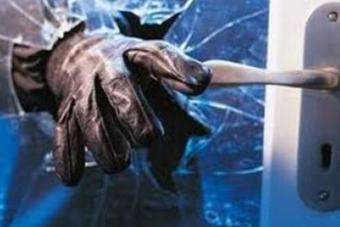 Uyanık hırsız uyuyan işçilere yakalandı
