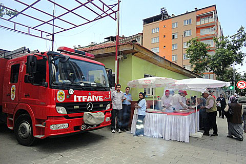 İtfaiyecilerden lokma hayrı