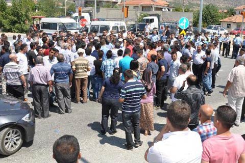 Denizli Çardak’ta vatandaşlar trafik kazalarına isyan etti