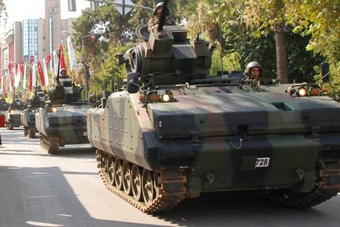 Zafer Bayramı geçit törenine üst yapı rötuşu