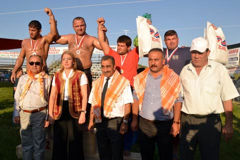 Kale’de başpehlivan Hüseyin Bakan oldu