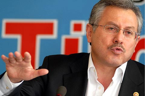 “Alçakça bir oyunun peşindeler”