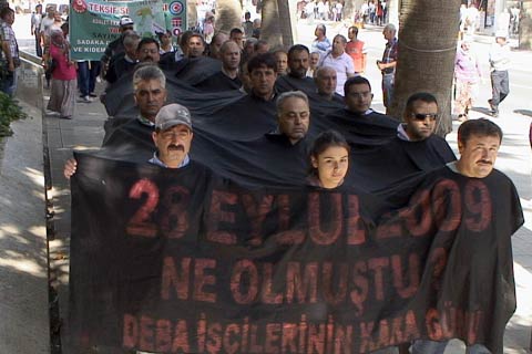 DEBA işçilerinin kefenli maskeli protestosu