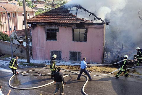 İlbadı Mahallesi’ndeki yangın korkuttu