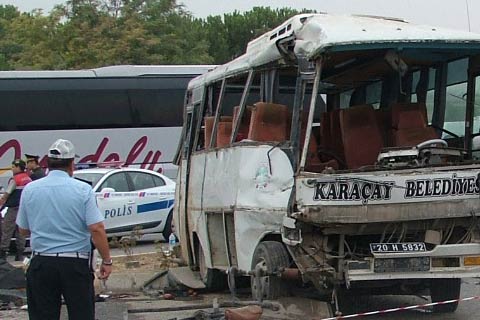Otobüs ile midibüs çarpıştı: 3 ölü 18 yaralı