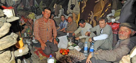 zeki-akakca-denizli-babadag-ana-mola-cadir-ici