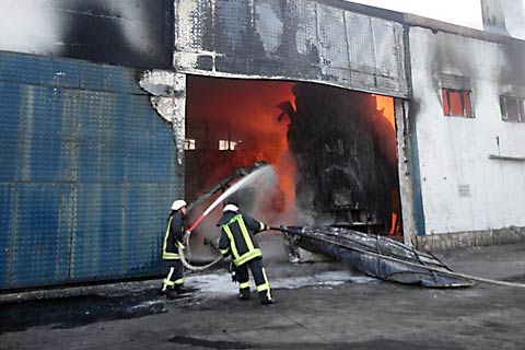 Akhan’da boyahane yandı