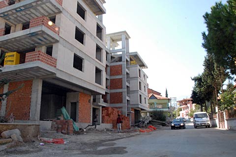 İnşaatın 3. katından atladı
