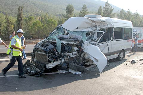 Denizli-Antalya Karayolu’nda kaza 1 ölü 13 yaralı