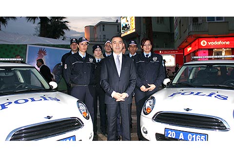 Mini Cooper’lı bayan polisler Denizli sokaklarında
