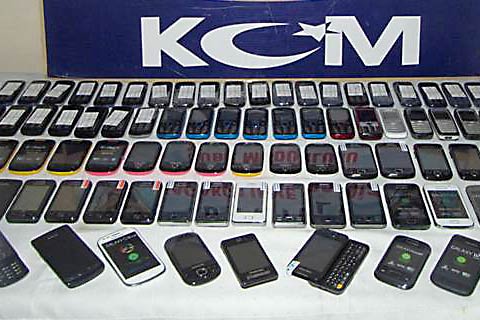 Denizli Polisi bu kez 95 klonlanmış cep telefonu ele geçirdi