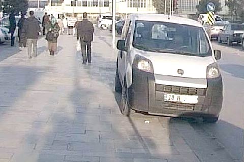 Denizli’de mutemet banka önünde soyuldu