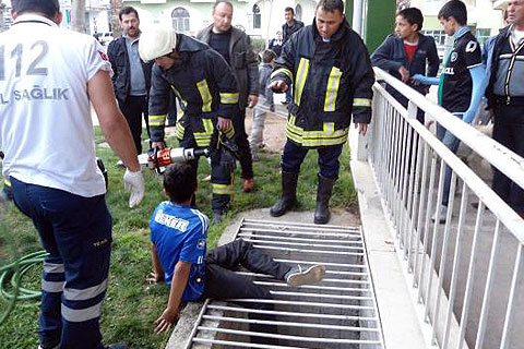 Bacağı sıkışan çocuğu itfaiye kurtardı