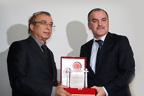 Eğitimin gönüllü Bereket’ine plaket