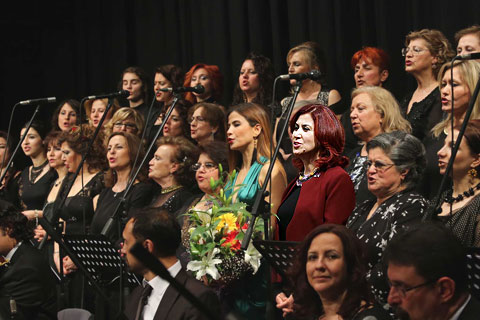 Bayan Zolan koroyla şarkı söyledi