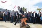 Vali Demir  Nevruz Ateşinden atladı