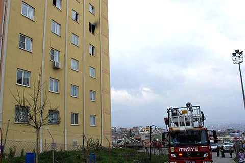 Minik afacan evi yakıyordu