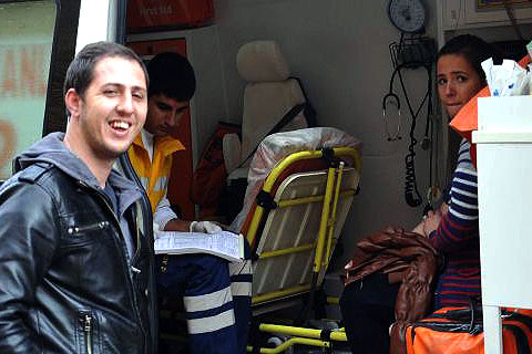 Genç çifti emniyet kemeri kurtardı