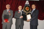 Gazi iki polise  övünç madalyası