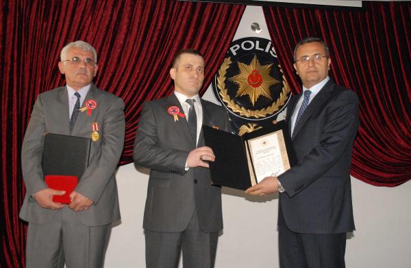 Gazi iki polise  övünç madalyası