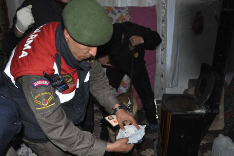 Zehir tacirlerine şafak baskını: 34 gözaltı