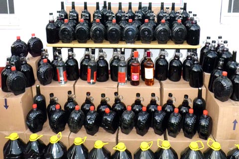 782 litre kaçak şarap ele geçirildi