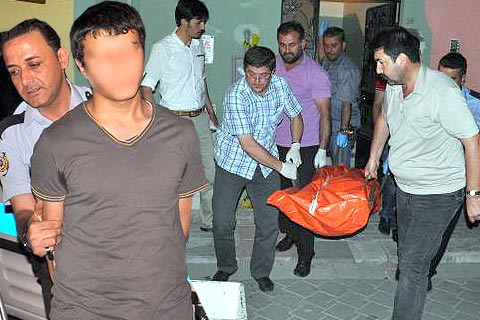 Ablasının başını kesti