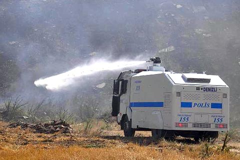 Anız yangını TOMA ile söndürüldü