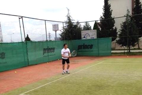 Polis tenis kortunda stres atacak