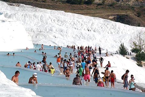 Pamukkale’ye ziyaretçi akını
