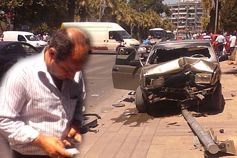 Kaldırıma çıkıp trafik lambasını devirdi