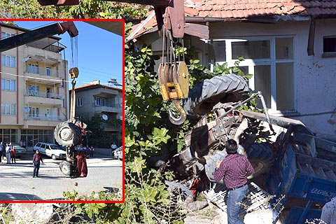 Traktör eve girdi:1 yaralı