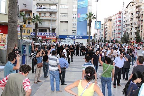 Çınar’da polisle göstericiler çatıştı