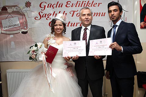 Nikahtan çıktılar evlilik diploması aldılar