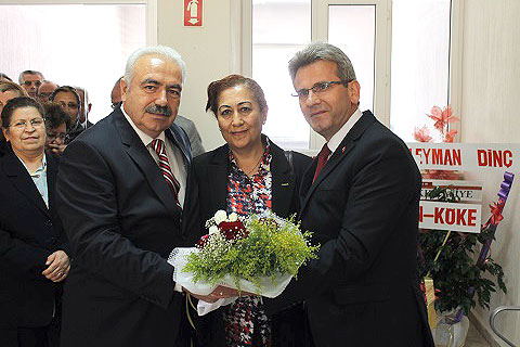 Yarıştığı rakibini ekibiyle kutladı