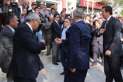 Bakan Zeybekci sözünü tuttu  zeybek oynadı