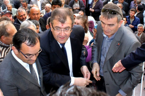 Güven mazbatasını aldı