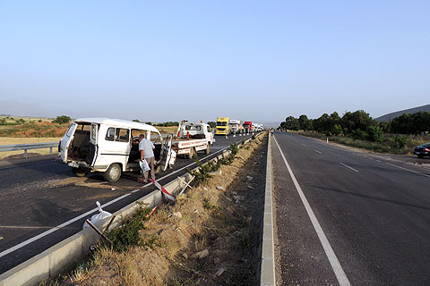Serinhisar’daki kaza yolu kapattı