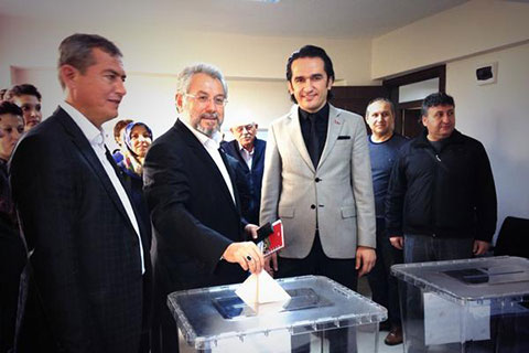 AK Partililer delege seçimi için sandık başında