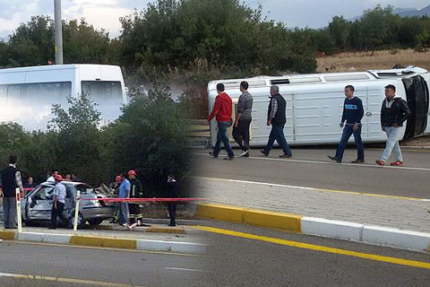 Minibüs otomobil ile çarpıştı, 2 ölü, 3 yaralı